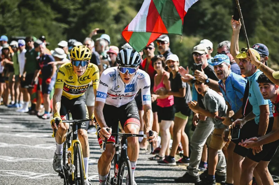 Jonas Vingegaard et Tadej Pogacar lors du Tour de France 2022, étape 18 Lourdes-Hautacam. 