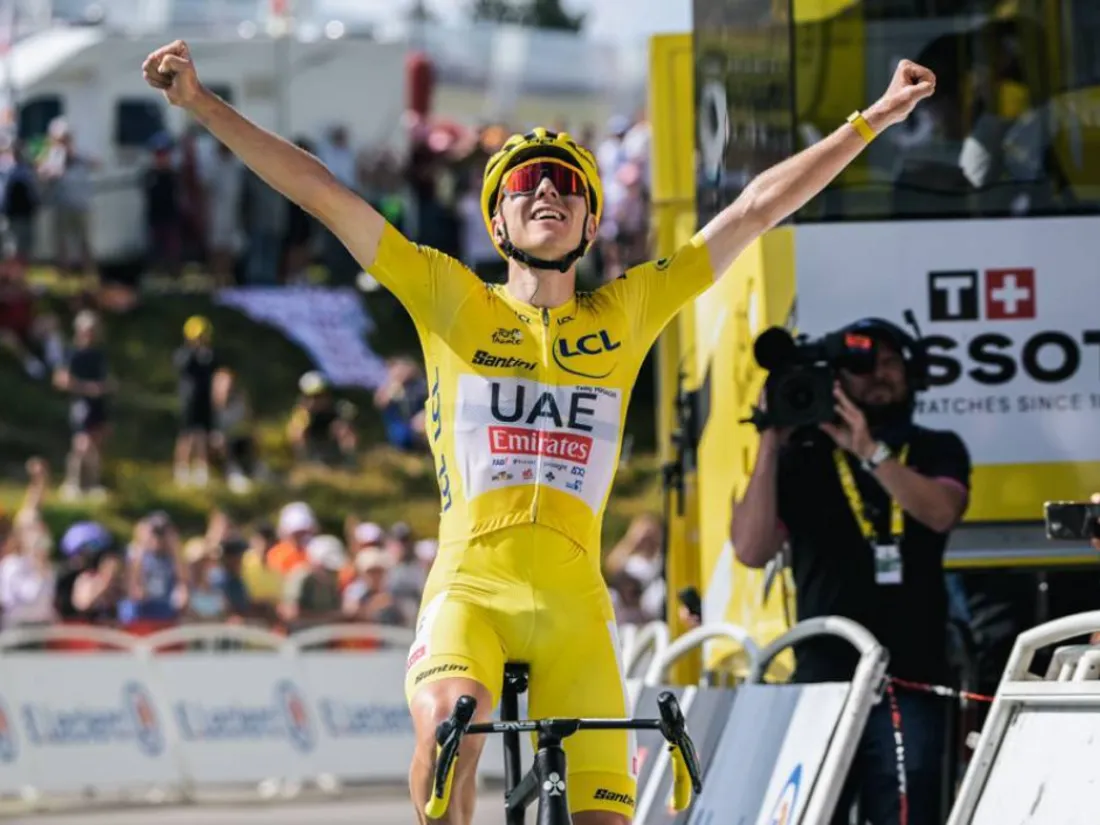 Le maillot jaune sur les épaules de Tadej Pogacar.