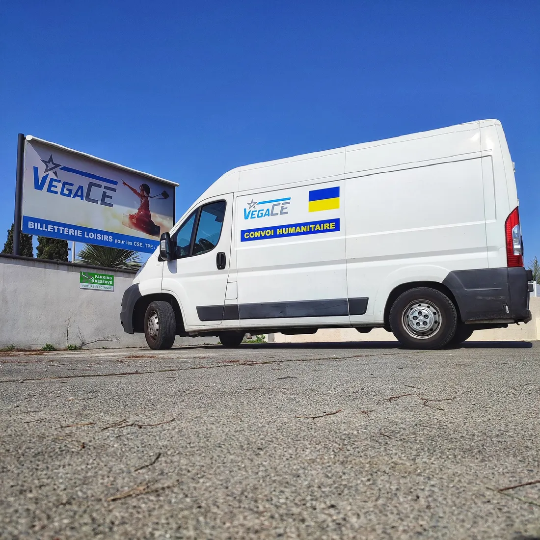 VegaCE et le camion avec les dons pour l'Ukraine.