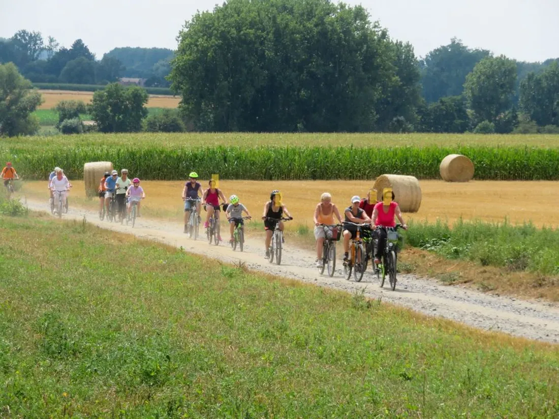 Des balades à vélo mensuelles sont organisées par l'association.