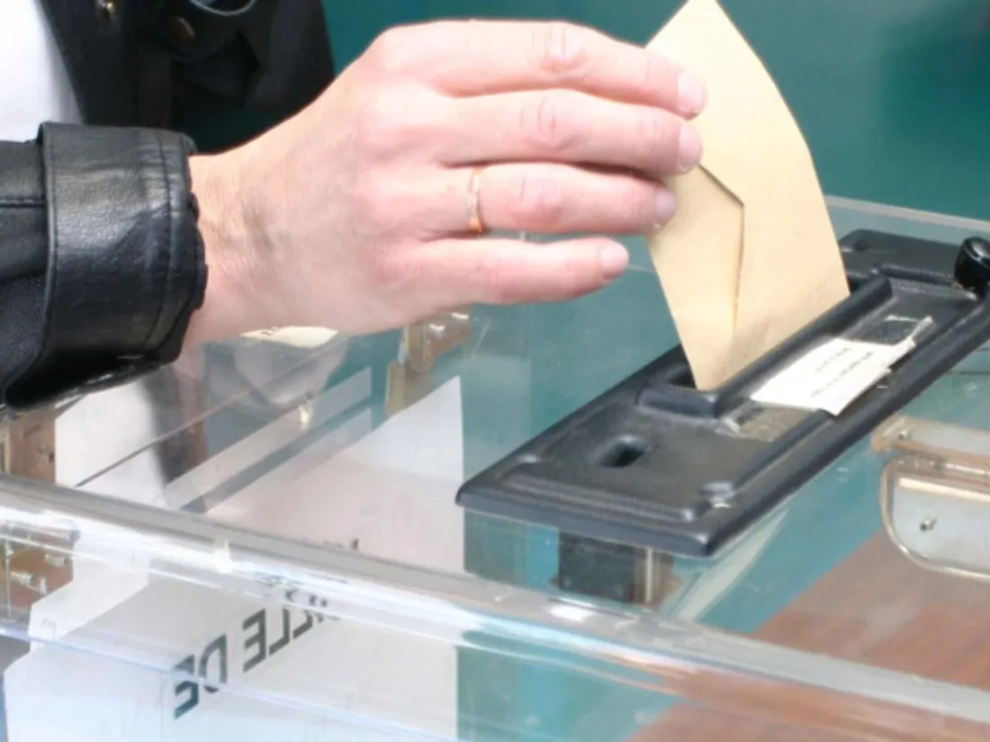 Les élections législatives anticipées ont lieu les 30 juin et 7 juillet