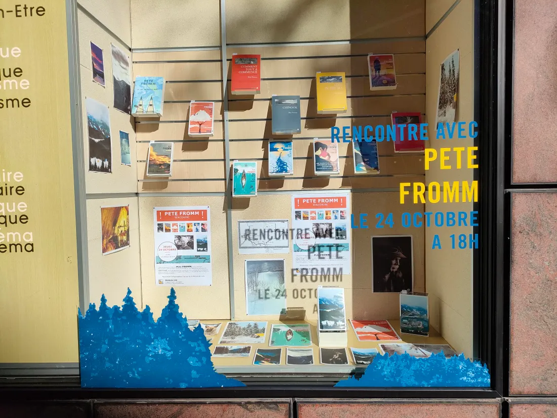 La vitrine dédiée à Pete Fromm à La maison du livre à Rodez (Aveyron).