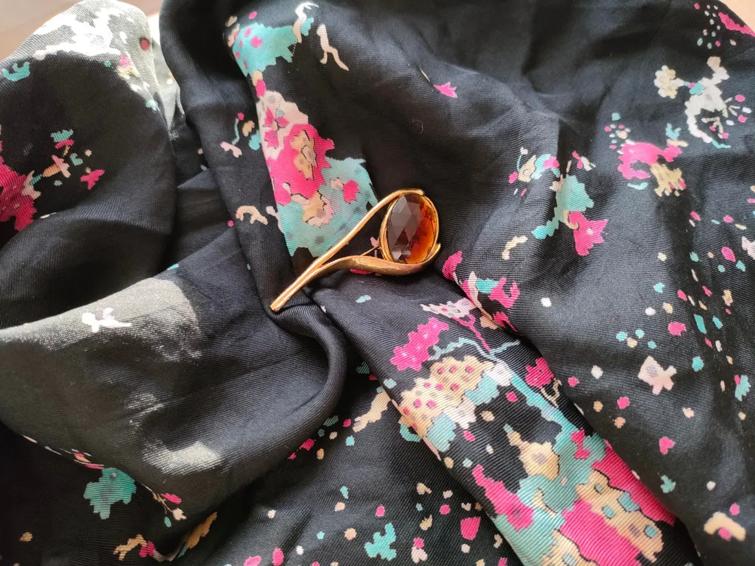 Un foulard et une broche vintage