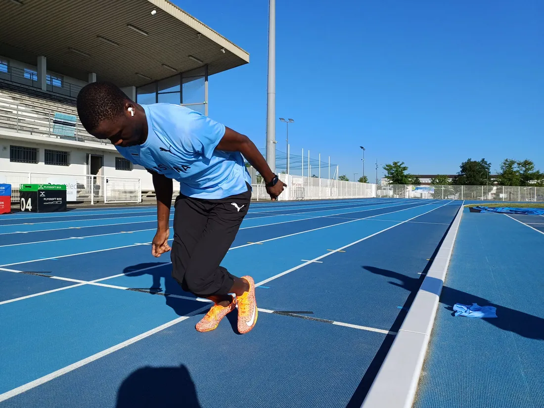 Letsile Tebogo s'échauffe sur la piste du nouveau stadium Georges-Pompidou de Montauban