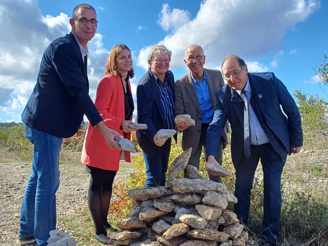 Les élus et représentants de l'Etat et de l'Agence Adour Garonne pose la 1e pierre de l'unité.