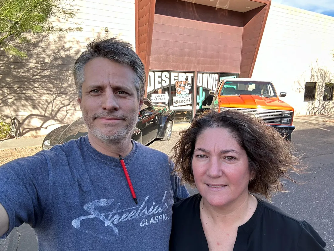 Yann et Laetitia Tisserand devant leur garage à Fountain Hills près de Phoenix.