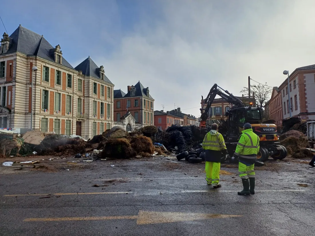 Les agents municipaux de Montauban ont passé la nuit de mardi et mercredi pour tout nettoyer.