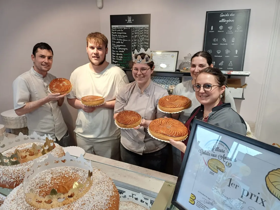 La reine de la galette des rois Emma Gaussein entourée de son équipe.