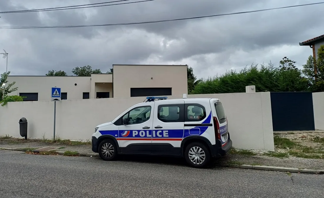 La police de Montauban était toujours présente vers 13h ce mardi au domicile de la victime.