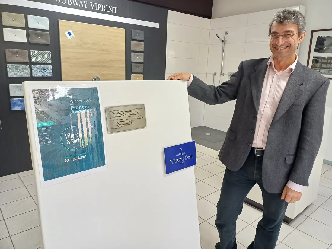 Laurent Santarelli, directeur de Villeroy & Boch devant "Le Valence" présenté à l'Elysée.