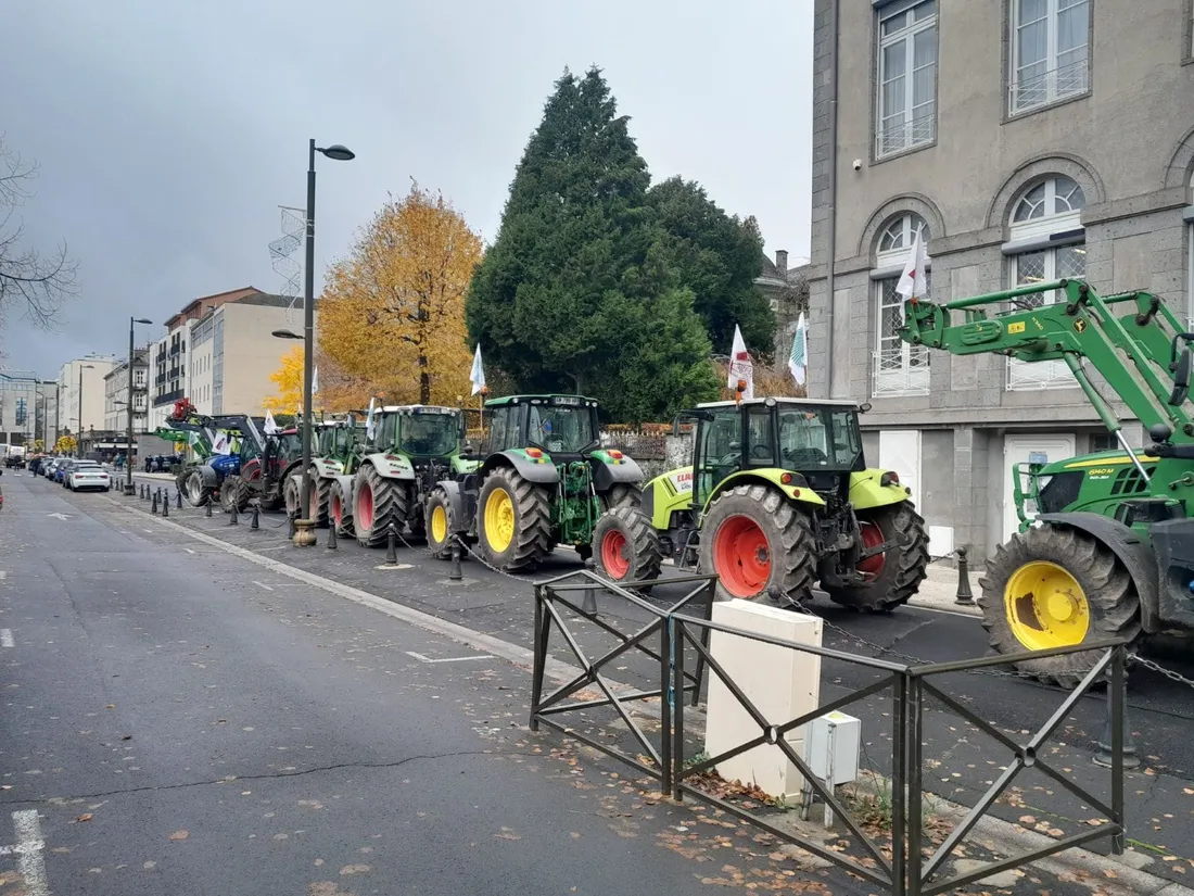 Tracteurs devant la préfecture d'Aurillac