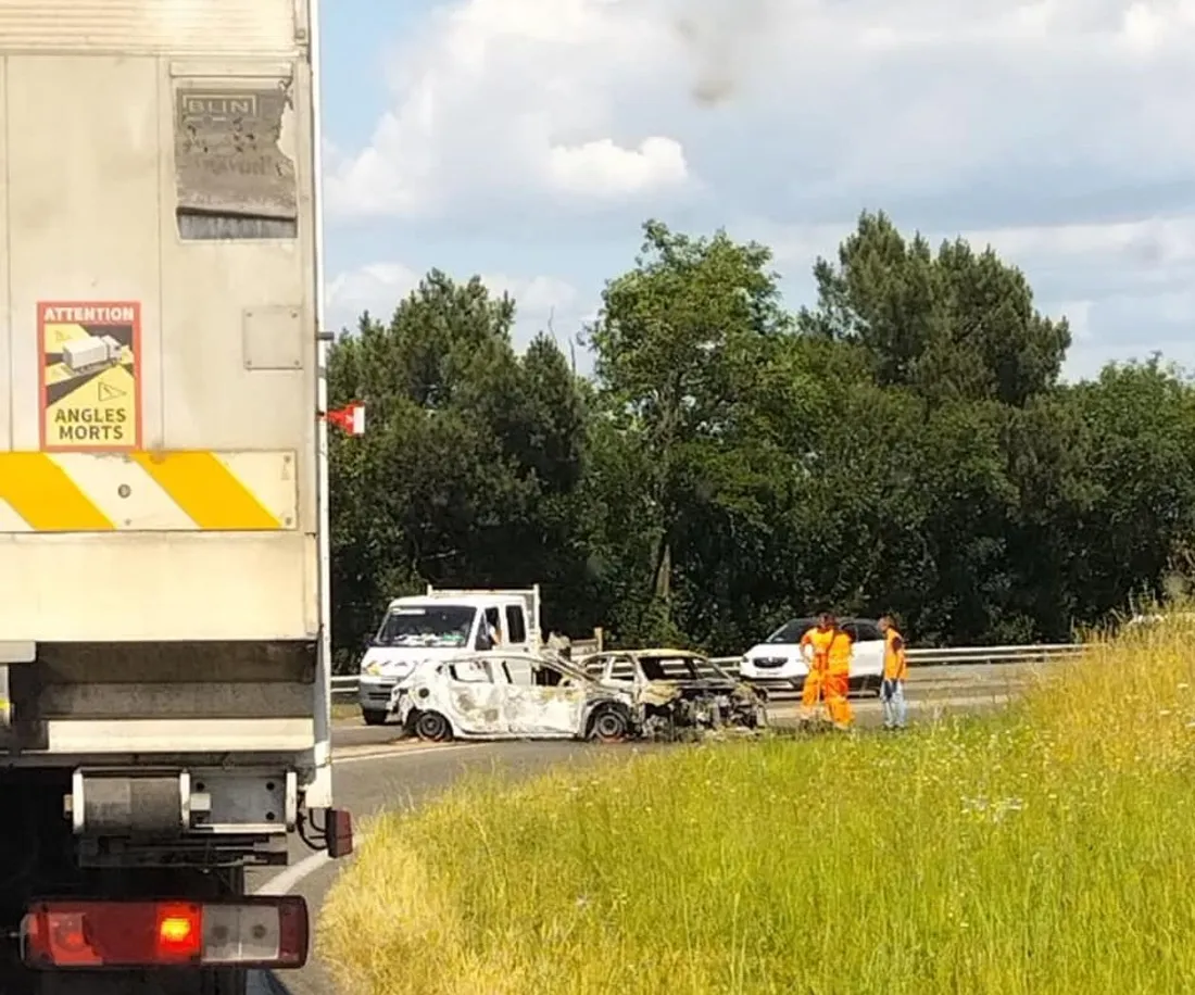 Les véhicules calciné après leur collision à Montbeton