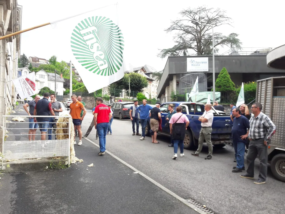 Agriculteurs devant la préfecture de tulle