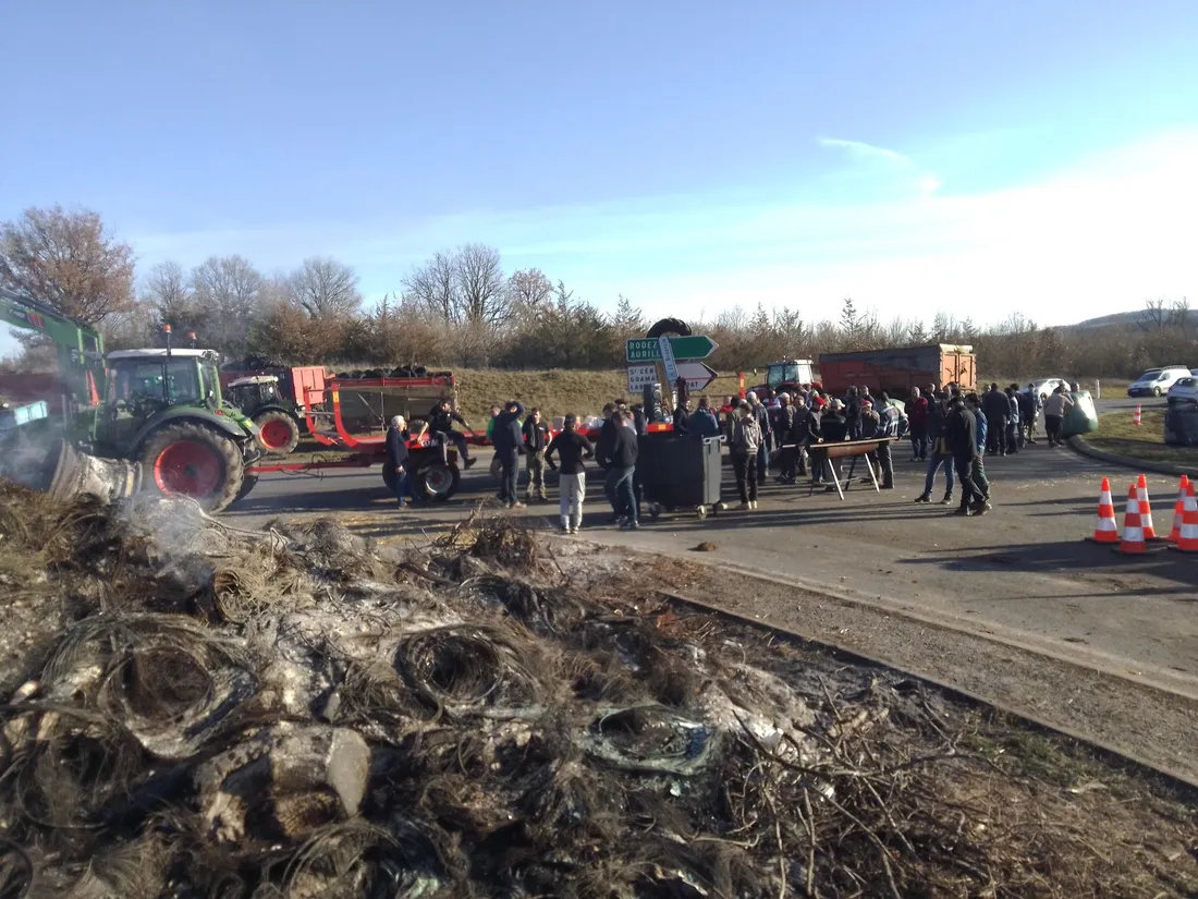 Les agriculteurs lotois bloquent le rond-point de Montfaucon depuis 5 jours