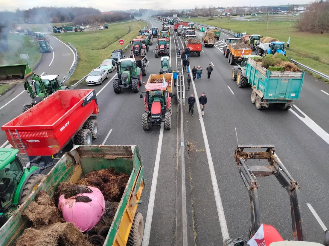 Autoroute A20 bloquée par les agriculteurs et leurs tracteurs