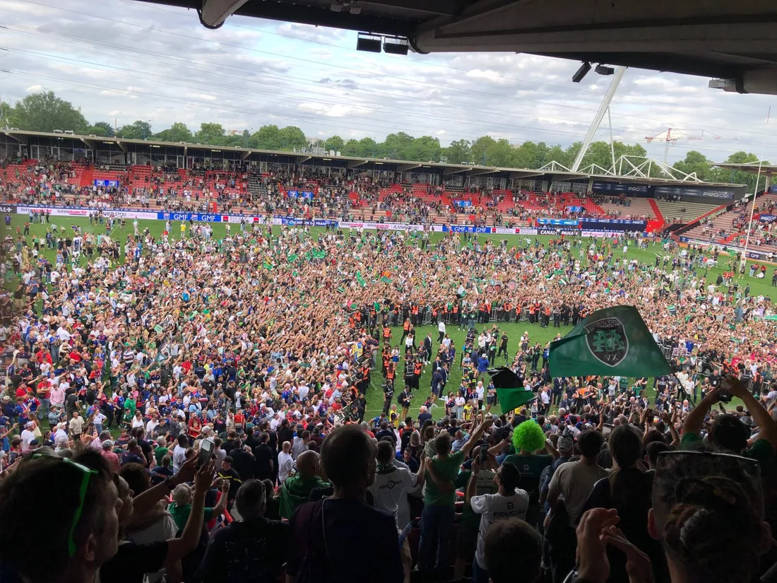 Les supporters en délire au moment de soulever le bouclier