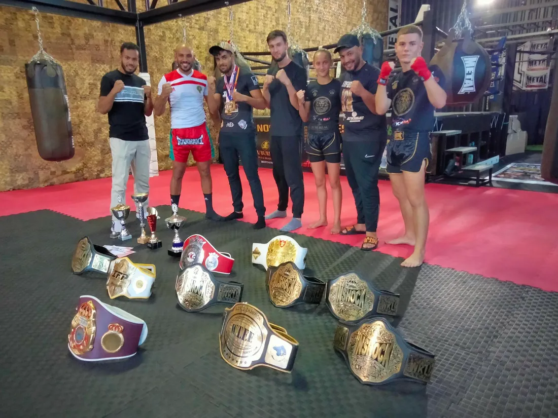 Les champions de la Boxe Académy autour de leur coach Tarek "Lion".