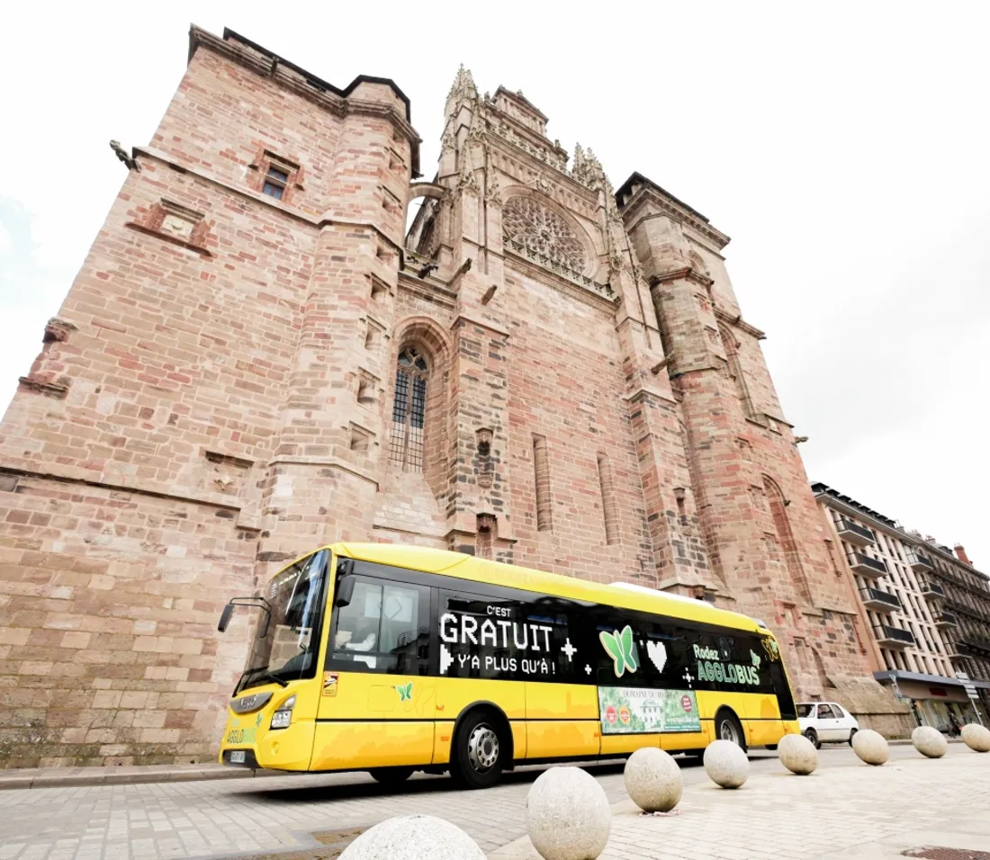 Bus de Rodez Agglo devant la cathédrale de Rodez (12)