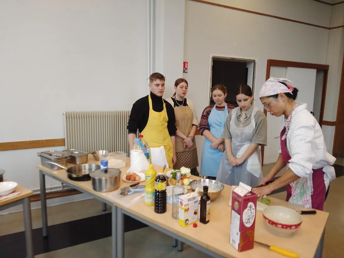 Un cours de cuisine  pour futurs étudiants au lycée d'Arsonval