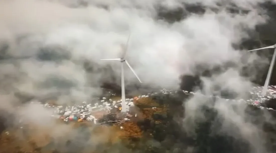 Les teufeurs se sont rassemblés sous les éoliennes de Chasseradès depuis hier soir.