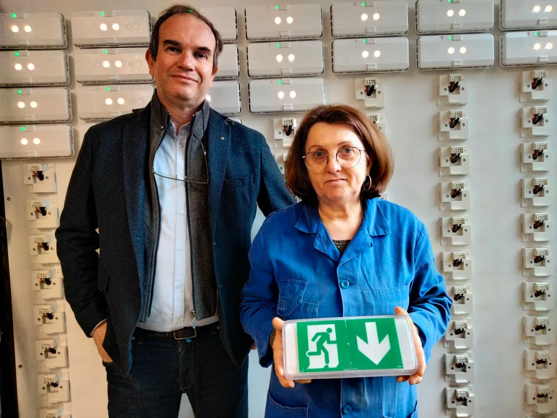 Alain Bodériou gérant d'Elaul et Véronique qui monte les boîtiers de sortie de secours.