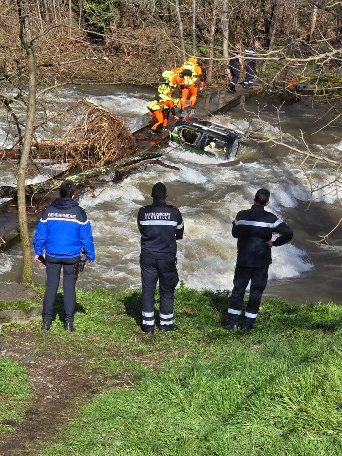 Intervention des secours pour une voiture emportée par les eaux dans le Gard