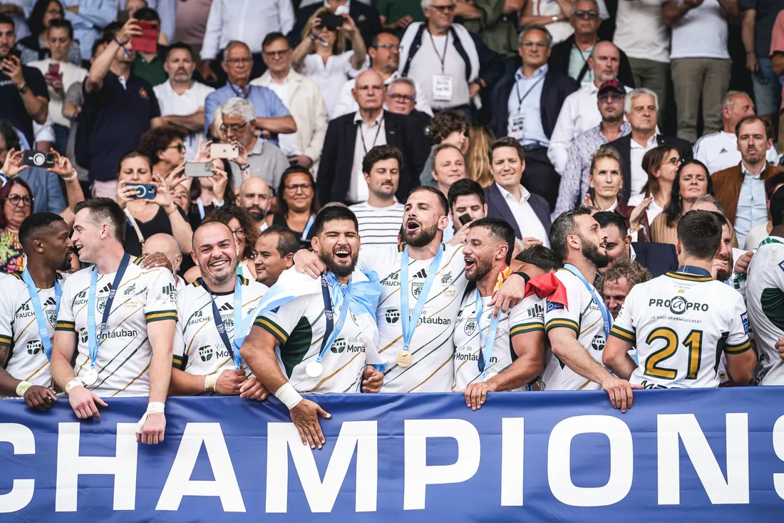 Les joueurs de l'USM lors de la remise du bouclier de champion de France de ProD2 