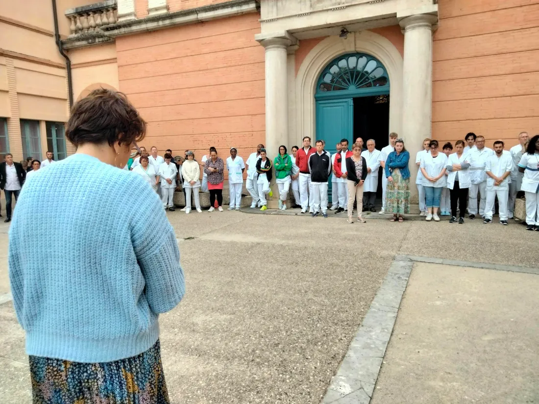 Une minute de silence a été respectée dans la cour d'honneur de l'hôpital de Montauban.