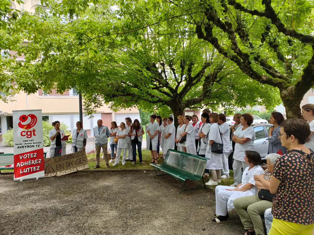 Rassemblement de soignants devant l'hôpital de Decazeville (Aveyron)