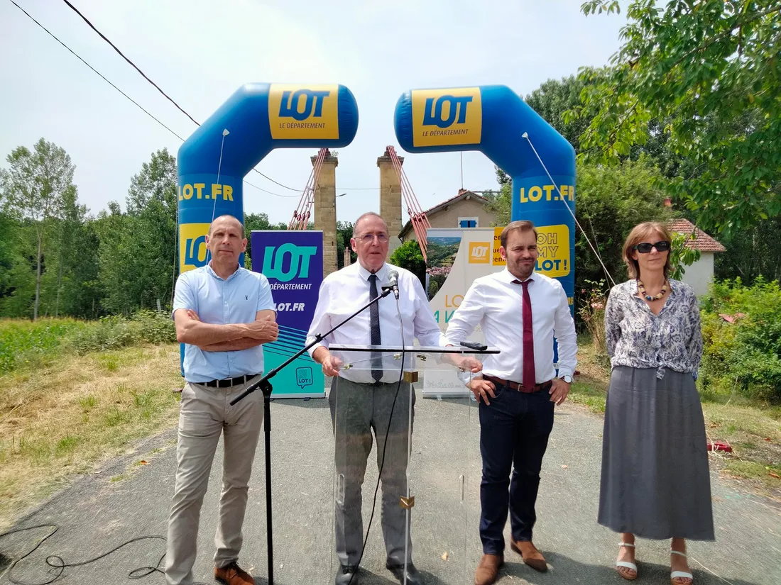 Le président du conseil départemental du Lot Serge Rigal entouré des élus devant le futur chantier.