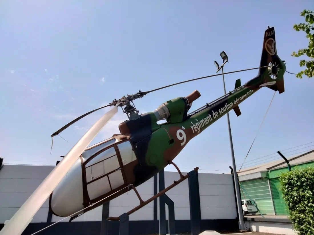 L'hélicoptère Gazelle, en exposition devant le 9ème RSAM à Montauban
