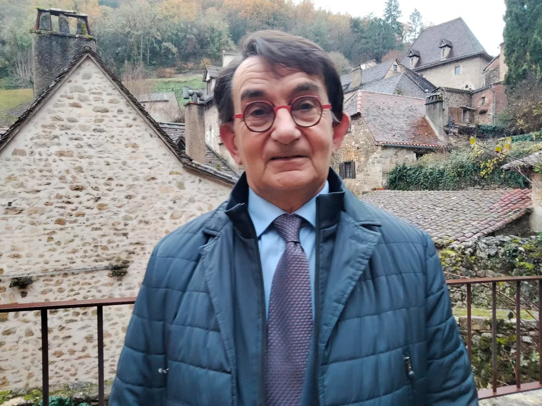 Gérard Miquel devant le village de Saint-Cirq-Lapopie où il est élu depuis 10 ans.
