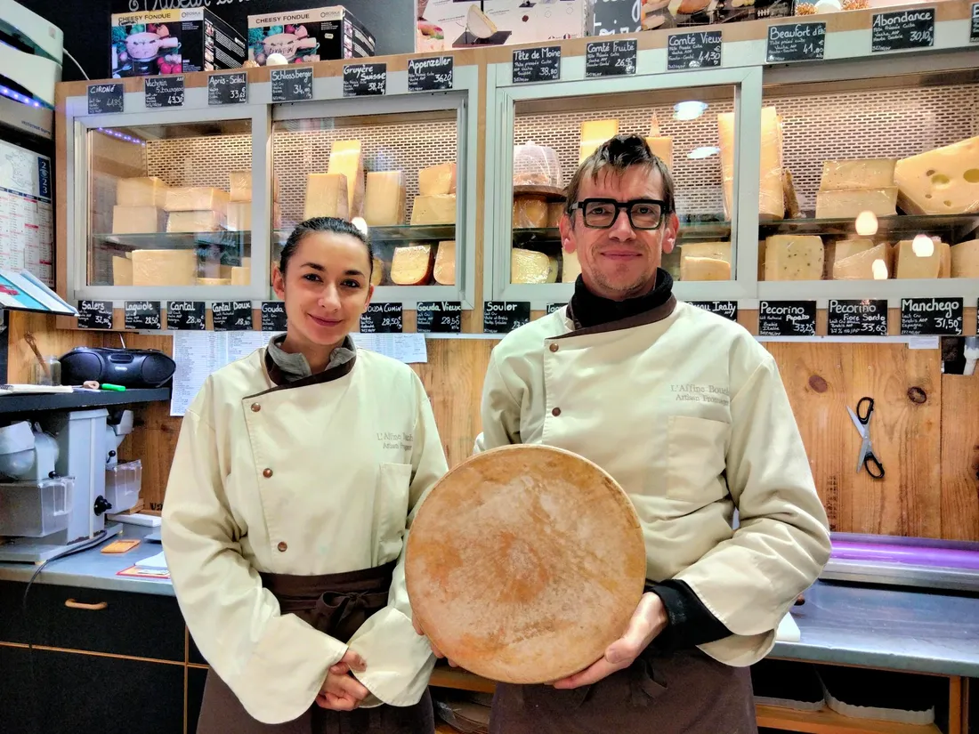 Laurent Bassinot, artisan fromager à l'Affine Bouche à Montauban avec une de ses salariées.