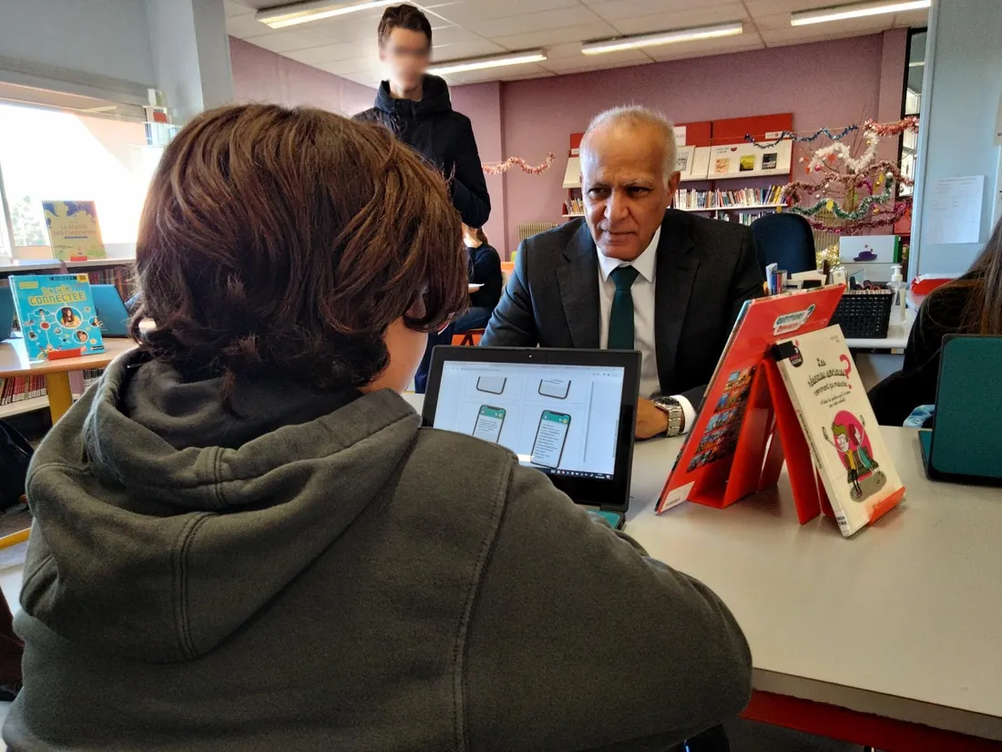 Le recteur d'académie de Toulouse s'entretient avec un élève de 5e lors d'une session Pix