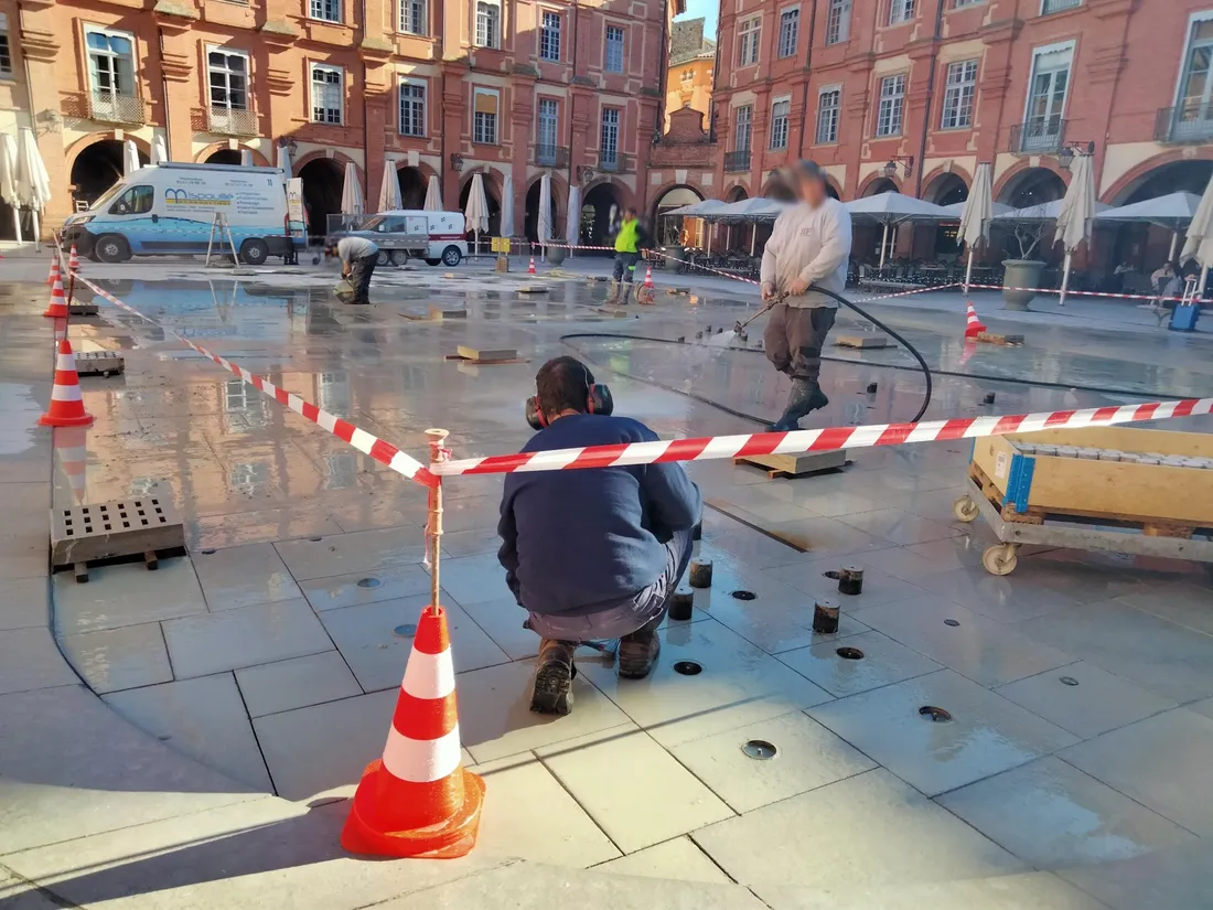 Des ouvriers ont commencé à scier les joitures du miroir d'eau Place Nationale.
