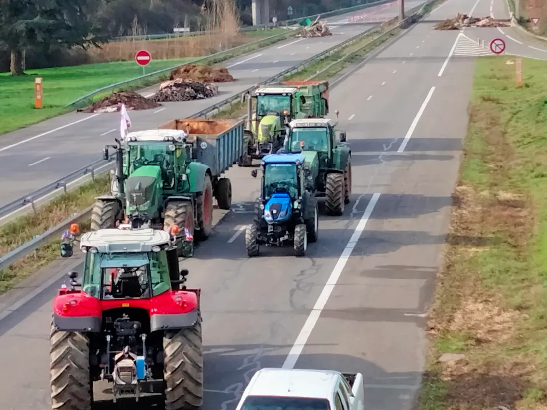 Les tracteurs en place sur l'A62 entre au niveau de Castelsarrasin