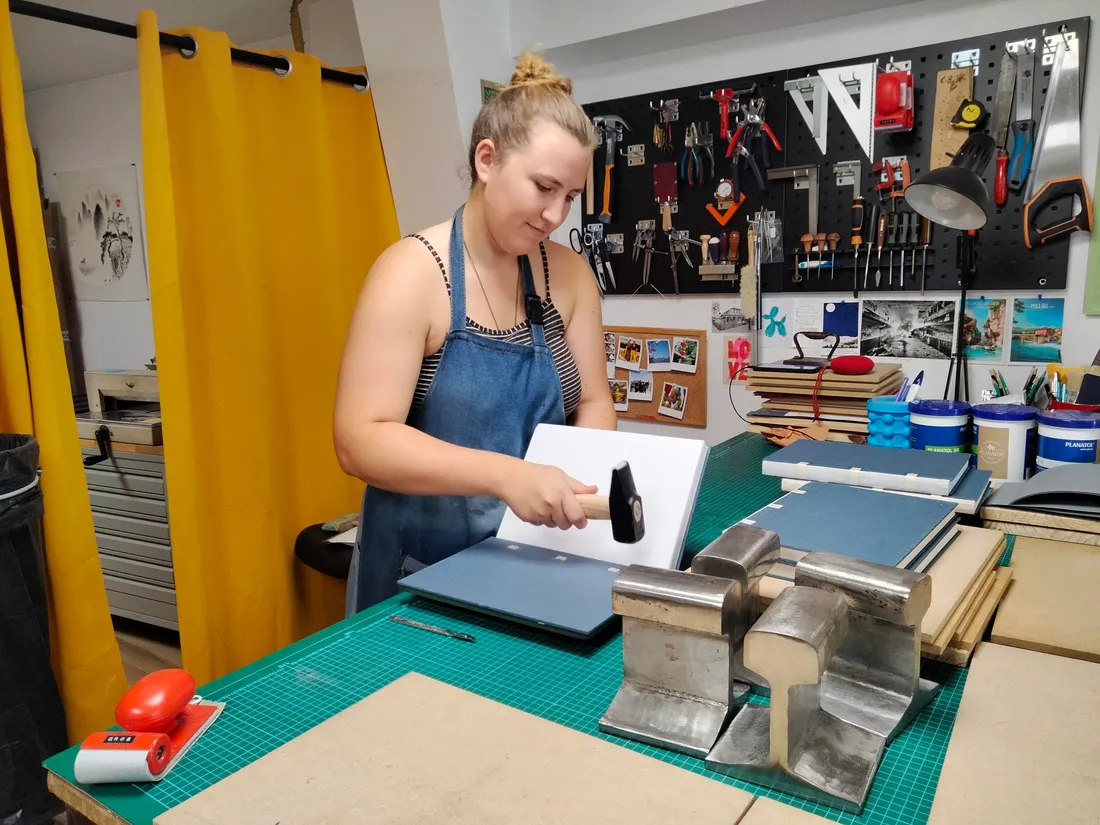 Léana Bourgon, dans son atelier Kezaco à la Malène