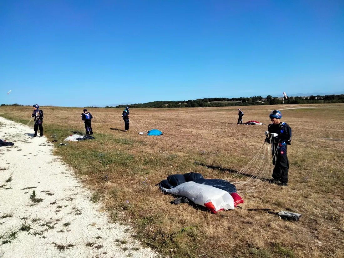 À peine atteri, les performers doivent replier leur voile pour effectuer de nouveaux sauts