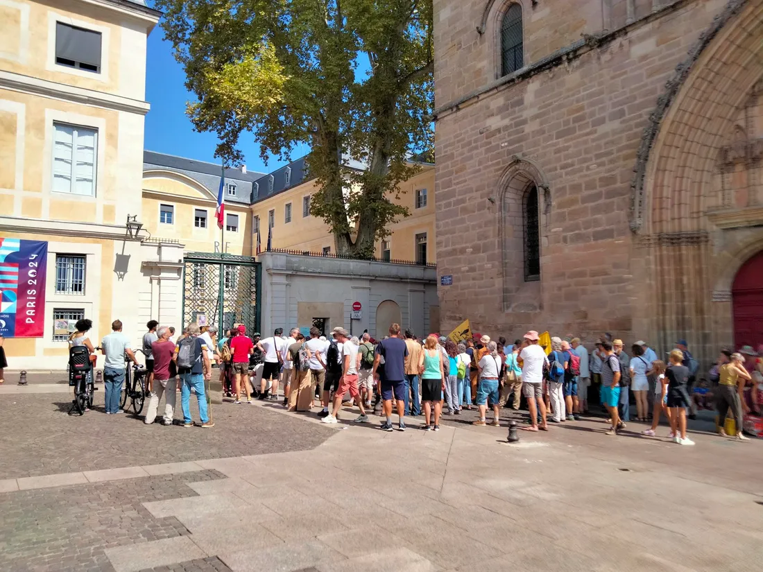 Une centaine de personnes étaient réunies pour la maniestation devant la préfecture