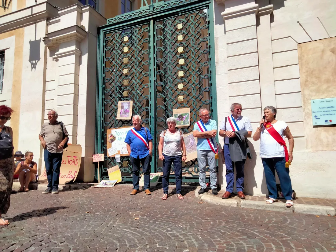 L'élue régionale Marie Piqué, celle départementale Catherine Marlas, et des élus locaux