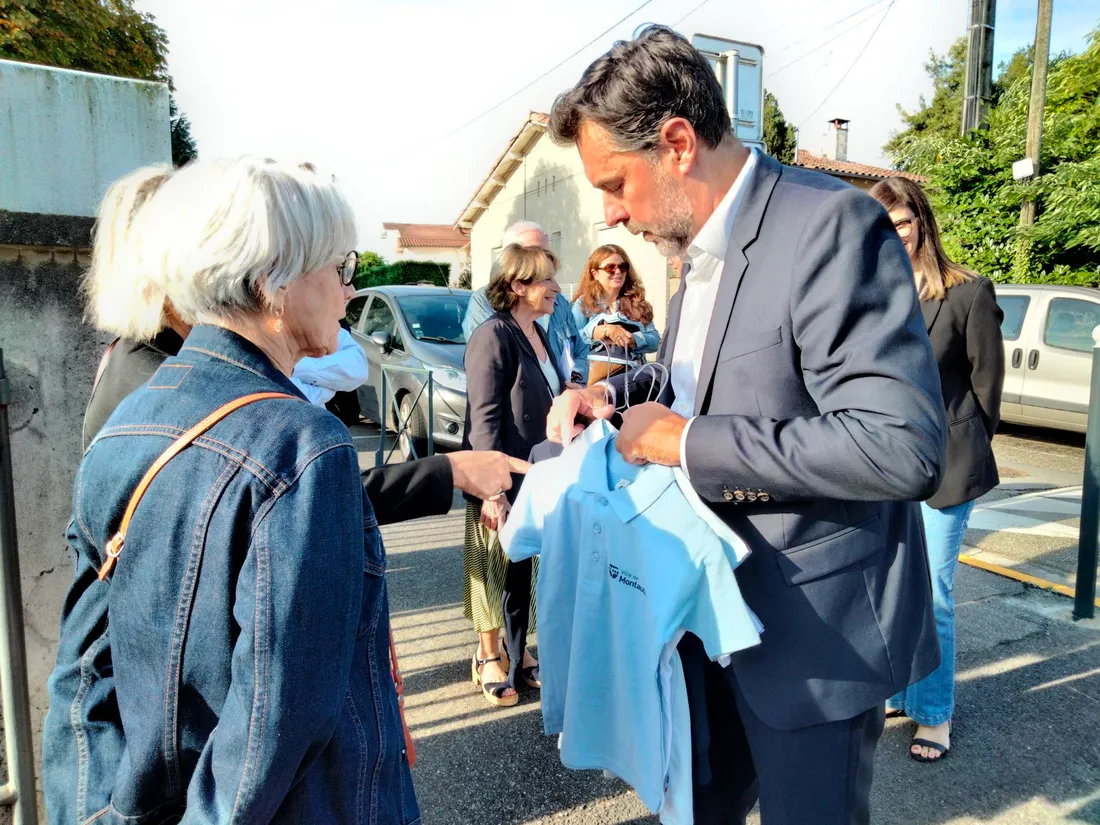 La nouvelle maire de Montauban Marie-Claude Berly découvre les tenues uniques