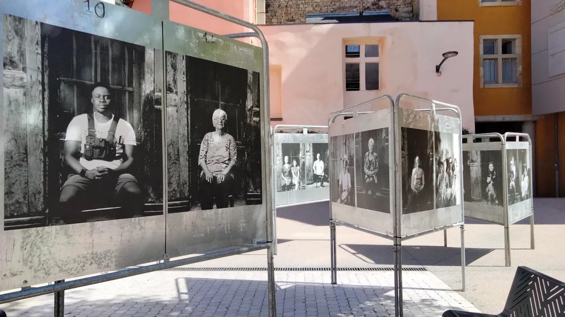 L'exposition Portraits d'ici et d'ailleurs place Daurade à Marvejols