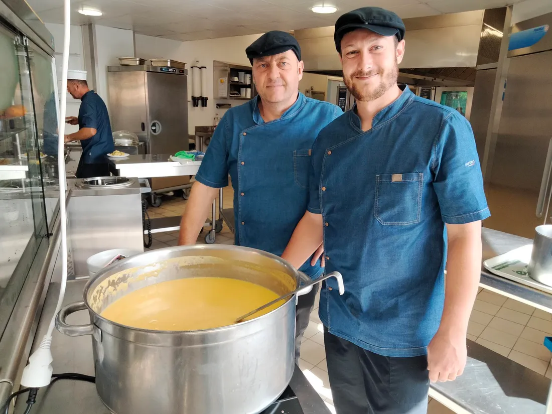 Mickaël Foissac et Jérôme Durand devant la soupe à la citrouille géante.