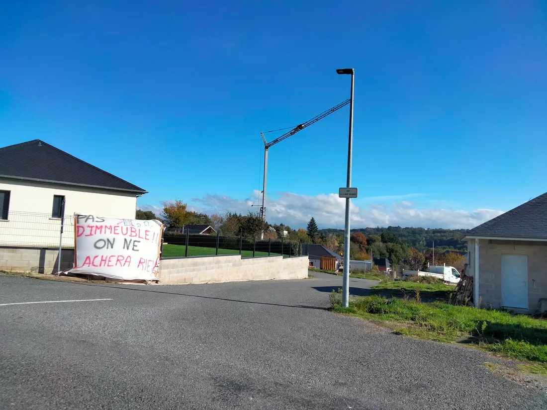 Des habitants de Salmiech (Aveyron) se battent contre la construction d'un immeuble.