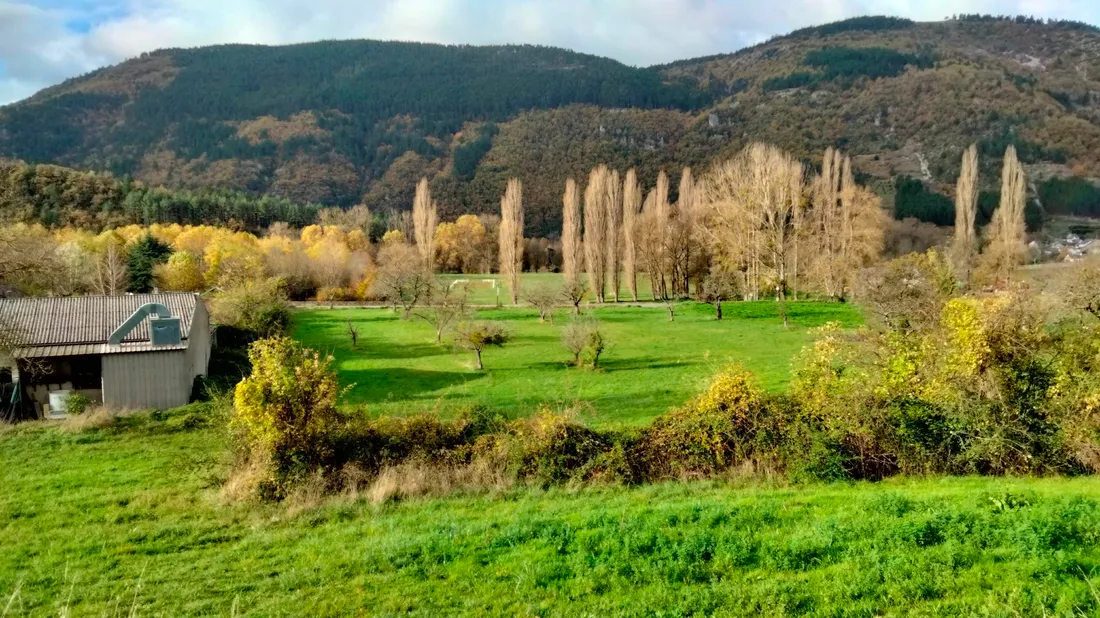 Le site s'échelonne au-dessus de la route départementale. 