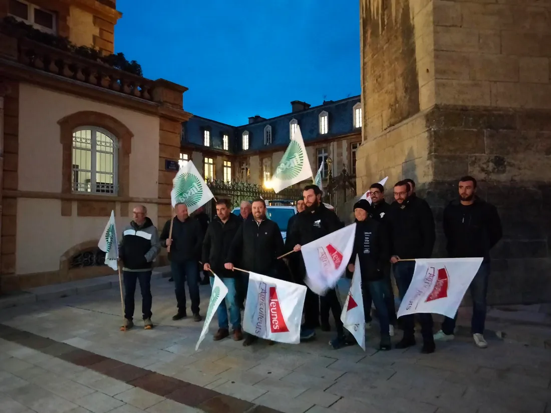 Une vingtaine d'agriculteurs devant la Préfecture de la Lozère