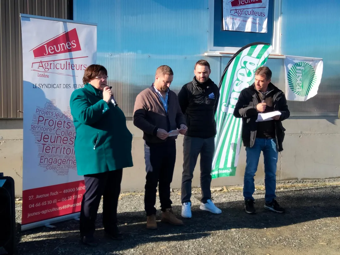 Le président des Jeunes Agriculteurs, Pierrick Horel (3e en partant de la gauche) en Lozère. 