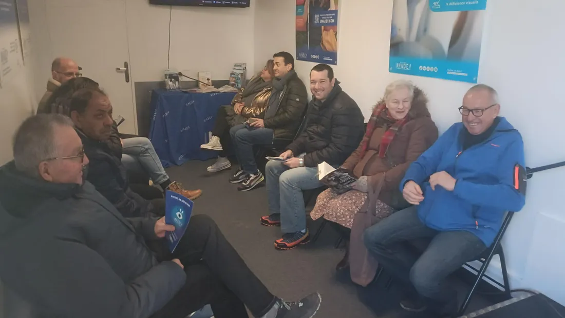 Des patients dans l'attente d'un examen de la vue à Brive (Corrèze)