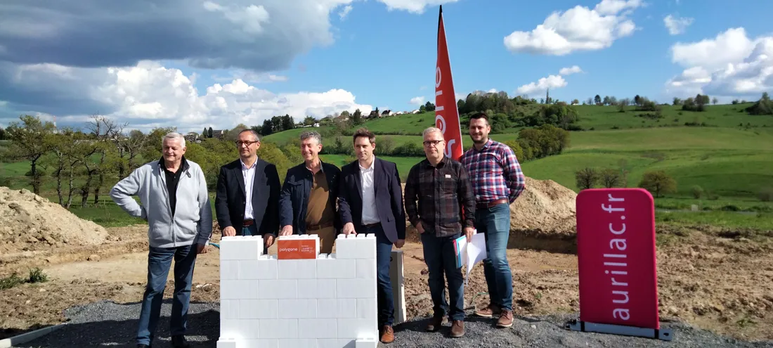 Pose de la première pierre au  premier pavillon Polygone à Escanis