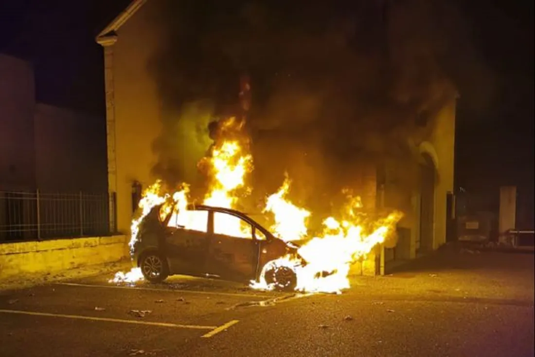  La voiture d'un agent de police totalement détruite par les flammes